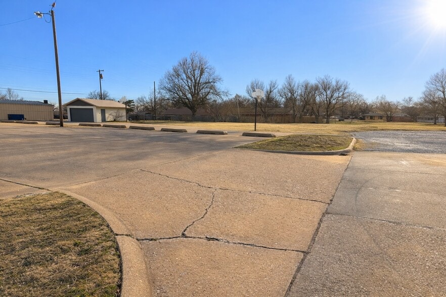 More Photos Of 2717 W Broadway Ave, Enid Flex For Sale