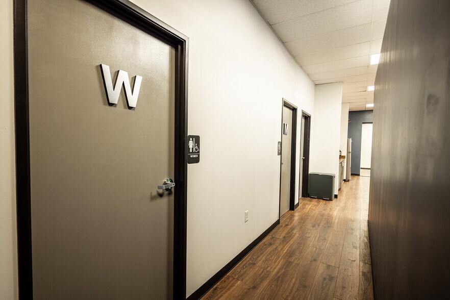 More Photos Of 6586 S Kenton St, Centennial Showroom For Lease