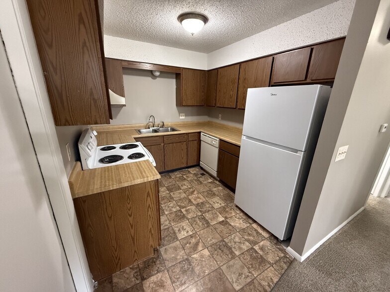 More Photos Of 302 N Evergreen Ln, Wichita Apartments For Sale