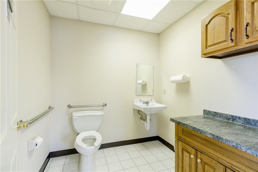 More Photos Of 252 David Pky, Ontario Warehouse For Lease