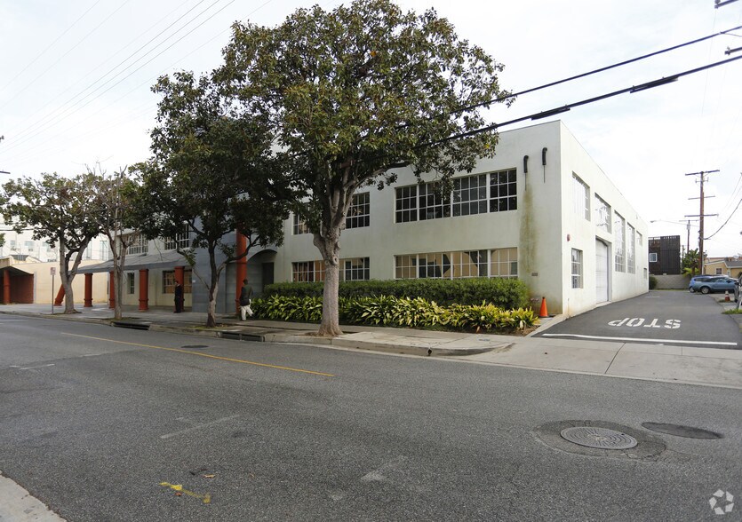 More Photos Of 3960 Ince Blvd, Culver City Office For Lease