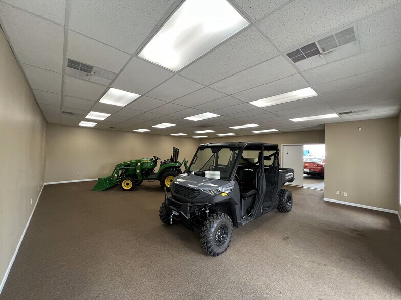 More Photos Of 3305 E Washington Blvd, Fort Wayne Warehouse For Lease