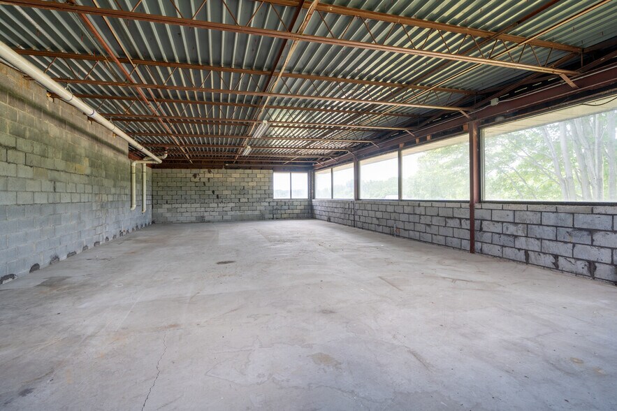 More Photos Of 42470 Executive Dr, Harrison Township Warehouse For Lease