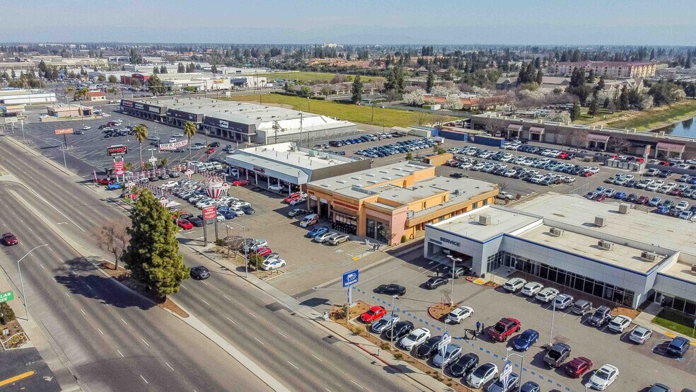 More Photos Of 5262 N Blackstone Ave, Fresno Flex For Lease