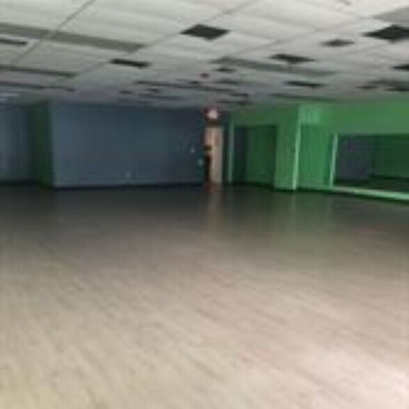 More Photos Of 1-23 Coventry Shoppers Park, Coventry Storefront For Lease