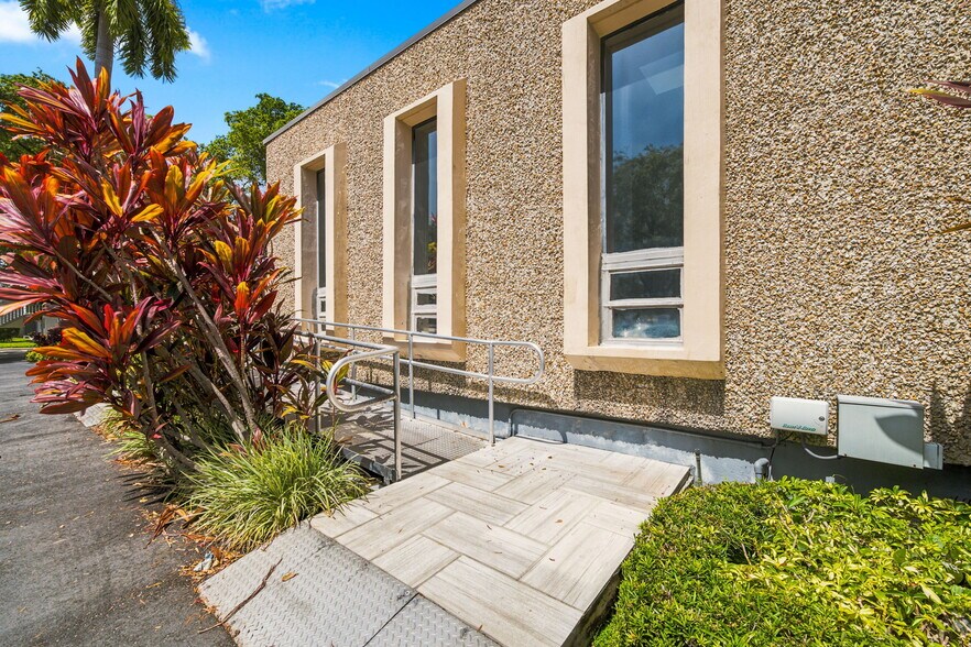 More Photos Of Sans Souci Blvd, Miami Office For Sale