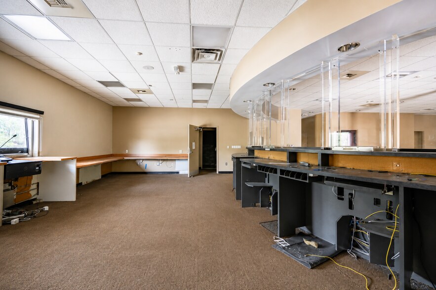 More Photos Of 9505 E Colonial Dr, Orlando Bank For Lease