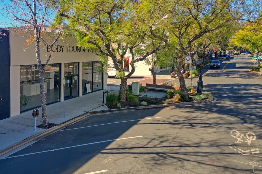More Photos Of 2240 Honolulu Ave, Montrose Storefront For Lease