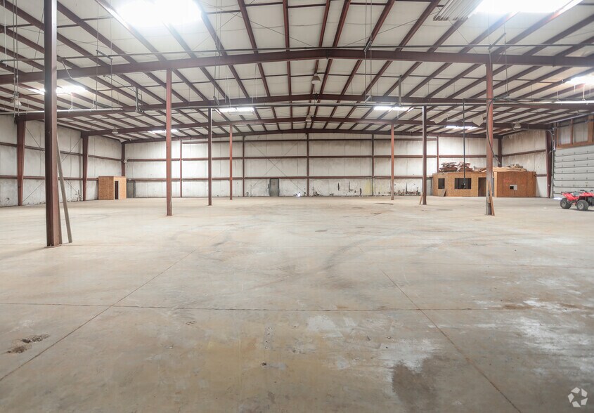 More Photos Of 908-918 E Franklin St, Hartford City Manufacturing For Lease