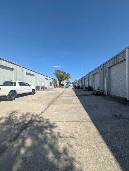 More Photos Of 1721 Independence Blvd, Sarasota Showroom For Lease