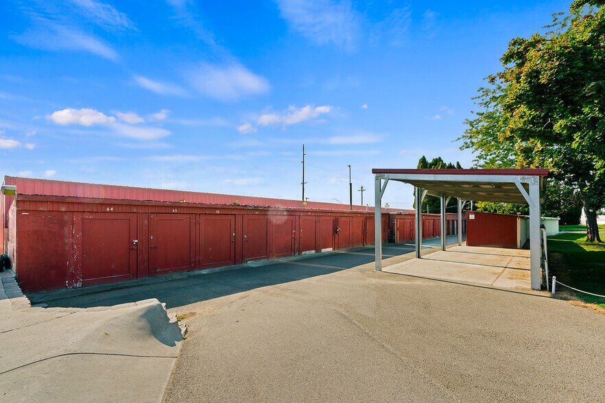 More Photos Of 31 Ray Rd, Sunnyside Sports And Entertainment For Sale