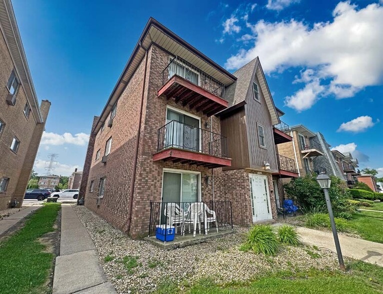 More Photos Of 2121 176th Pl, Lansing Apartments For Sale