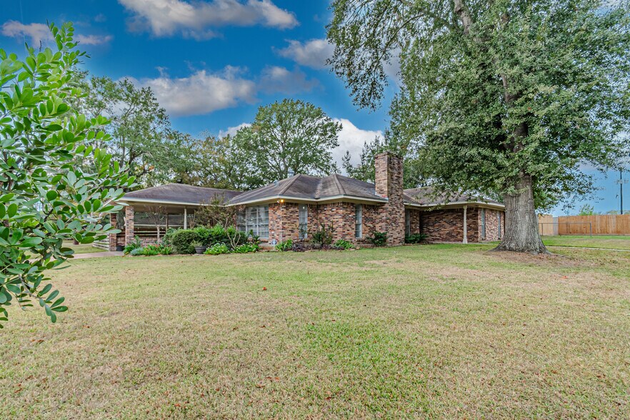 Primary Photo Of 2103 Taylor St, Waller Office For Sale