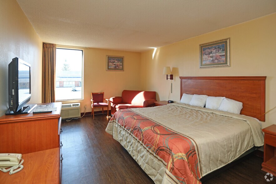 More Photos Of 127 Ontario Dr, Mount Hope Hotel For Sale