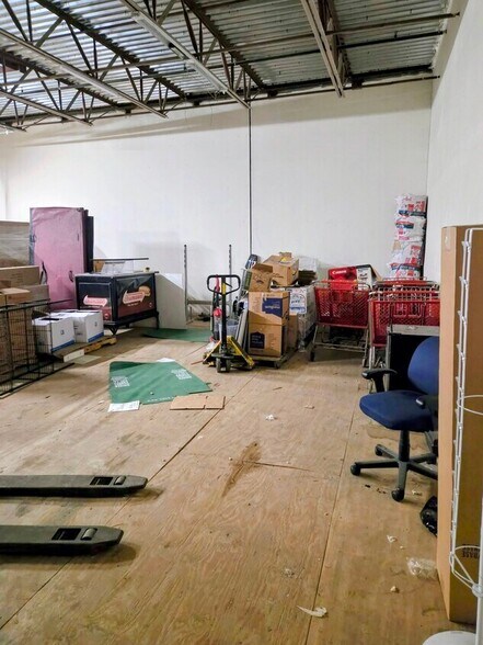 More Photos Of 7810 Kingspointe Pky, Orlando Warehouse For Lease