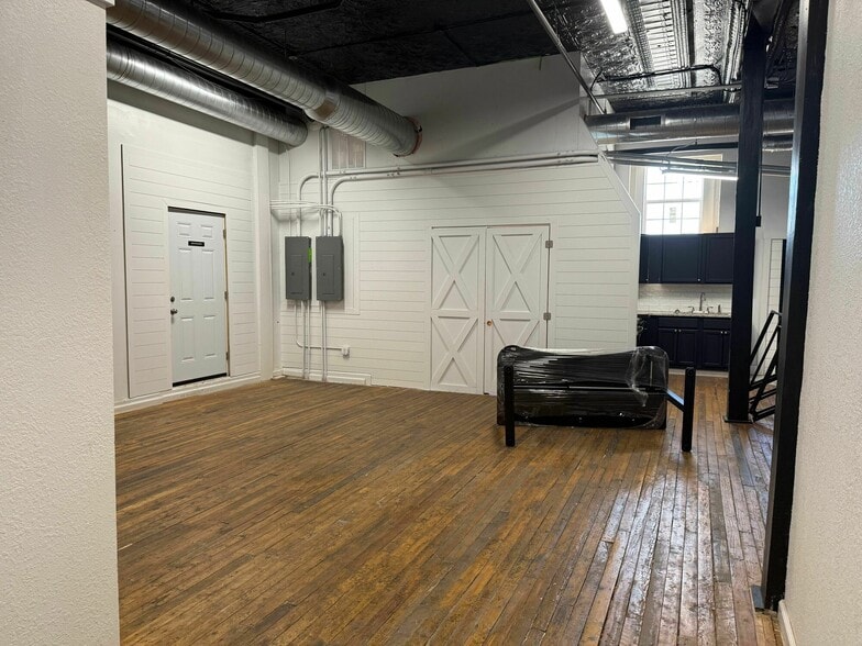 More Photos Of 300-308 W Commercial St, Springfield Storefront Retail Residential For Sale