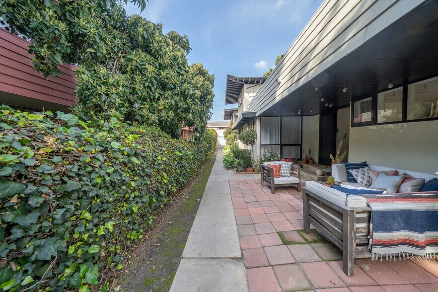 More Photos Of 11001 Hortense St, West Toluca Lake Apartments For Sale