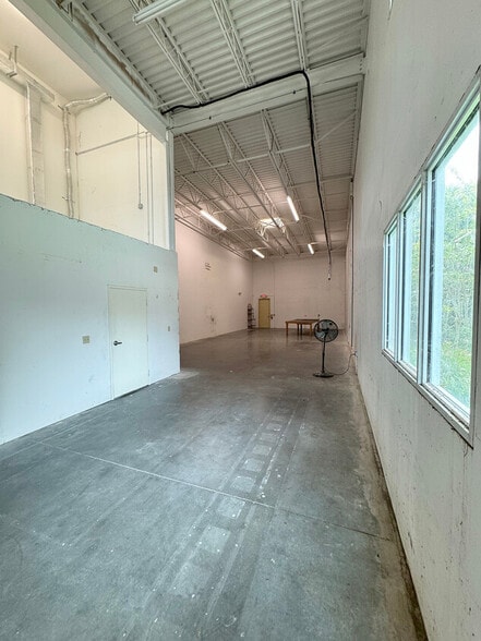 More Photos Of 1520 SE Niemeyer Cir, Port Saint Lucie Warehouse For Lease