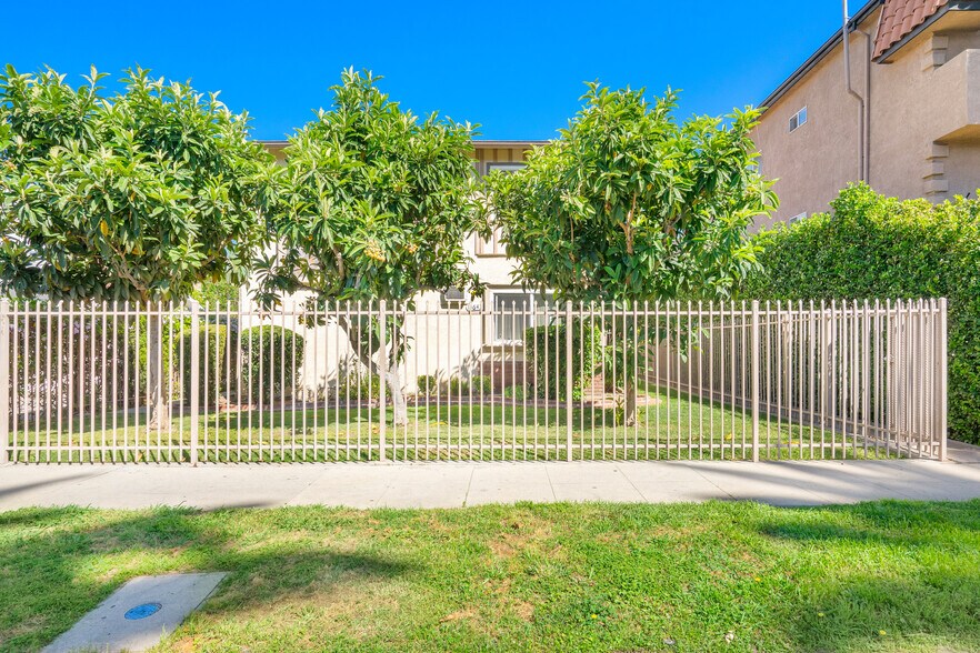 More Photos Of 14643 Friar St, Van Nuys Apartments For Sale