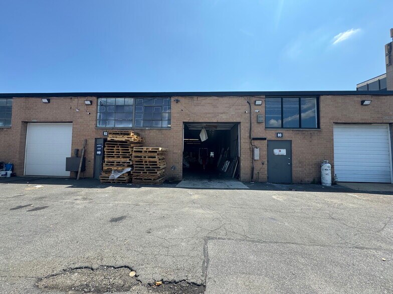 More Photos Of 78-102 E Industry Ct, Deer Park Warehouse For Lease