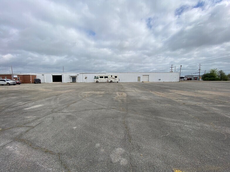 More Photos Of 1031 S Green St, Tupelo Warehouse For Sale