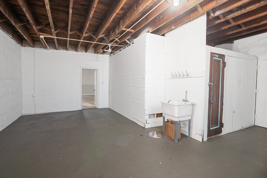 More Photos Of 10118 Eagle St, Dearborn Industrial For Sale