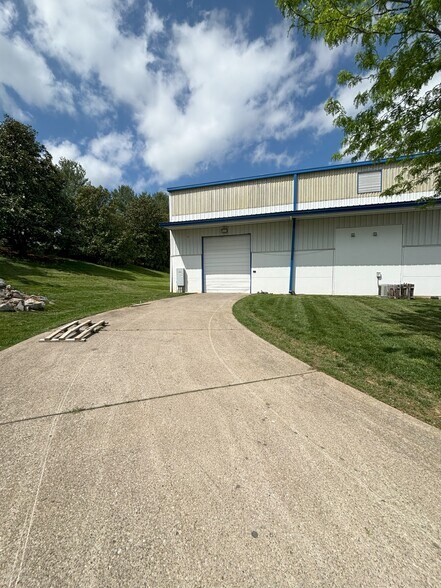 More Photos Of 104 Southeast Pky, Franklin Warehouse For Lease