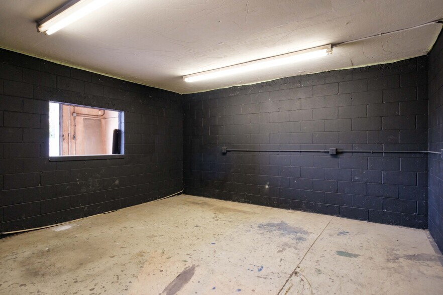 More Photos Of 1680 Country Club Rd, Harrisonburg Flex For Lease