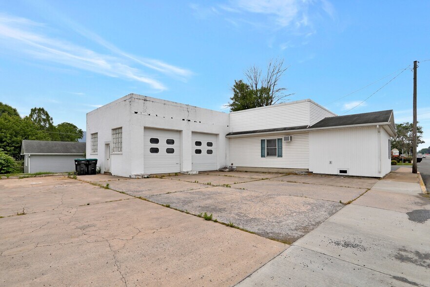 More Photos Of 9604 S Congress St, New Market Office For Sale