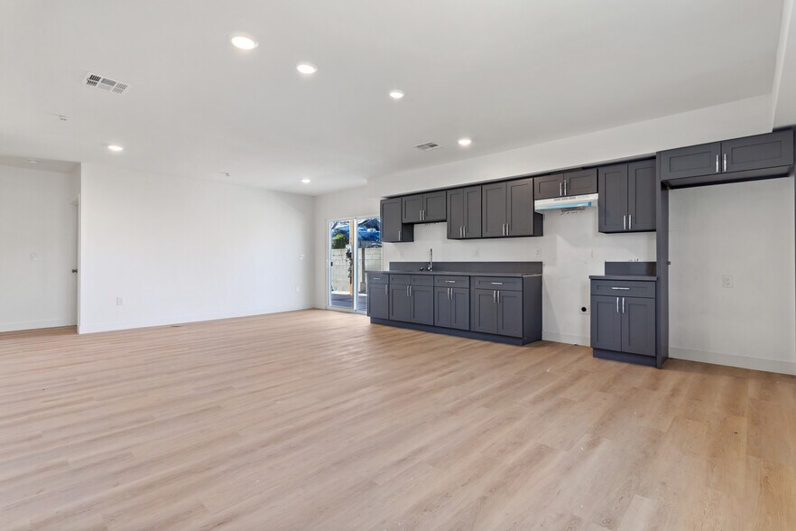 More Photos Of 707 W 80th St, Los Angeles Apartments For Sale