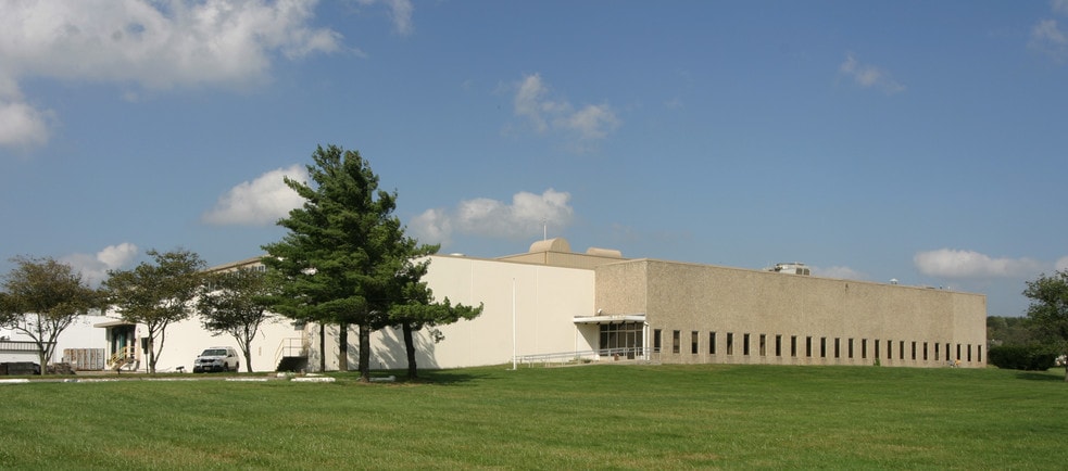 More Photos Of 100 Commerce Dr, Freehold Manufacturing For Lease