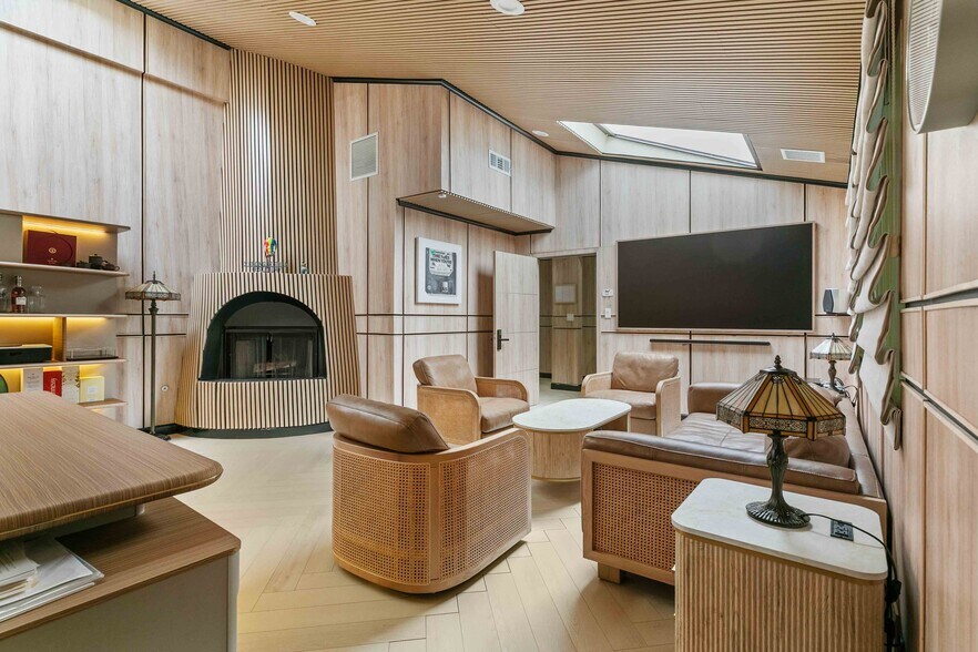 More Photos Of 11112 Ventura Blvd, Studio City Office For Sale