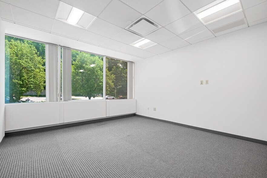 More Photos Of 118 N Bedford Rd, Mount Kisco Office For Lease