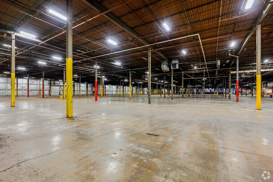More Photos Of 1000 N South Rd, Scranton Warehouse For Lease