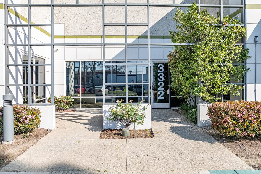 More Photos Of 3300-3328 Garfield Ave, Commerce Light Manufacturing For Lease