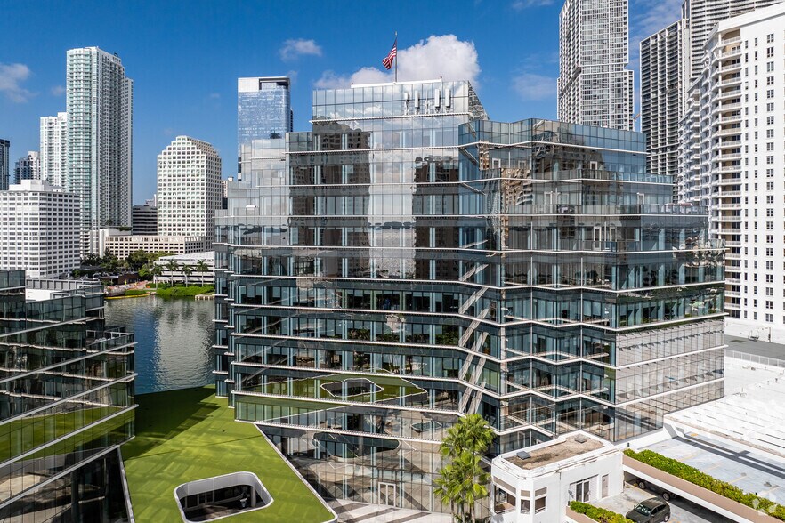 Primary Photo Of 601 Brickell Key Dr, Miami Storefront For Lease