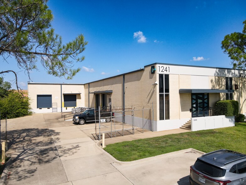 More Photos Of 1241-1243 Majesty Dr, Dallas Warehouse For Lease
