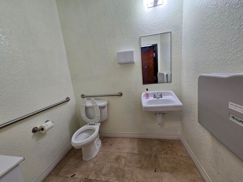More Photos Of 6881 Kingspointe Pky, Orlando Business Park For Lease