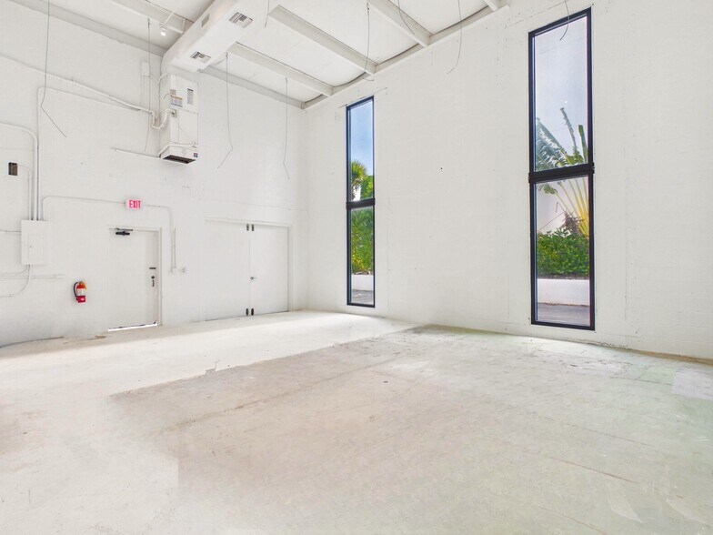 More Photos Of 1111 5th Ave S, Naples Freestanding For Sale