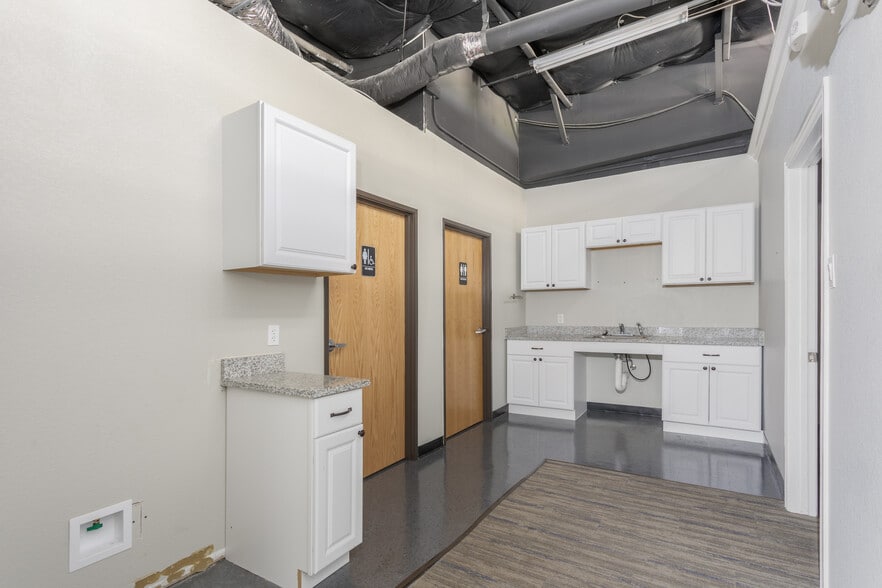 More Photos Of 595-605 E US Highway 80 E, Sunnyvale Research And Development For Lease