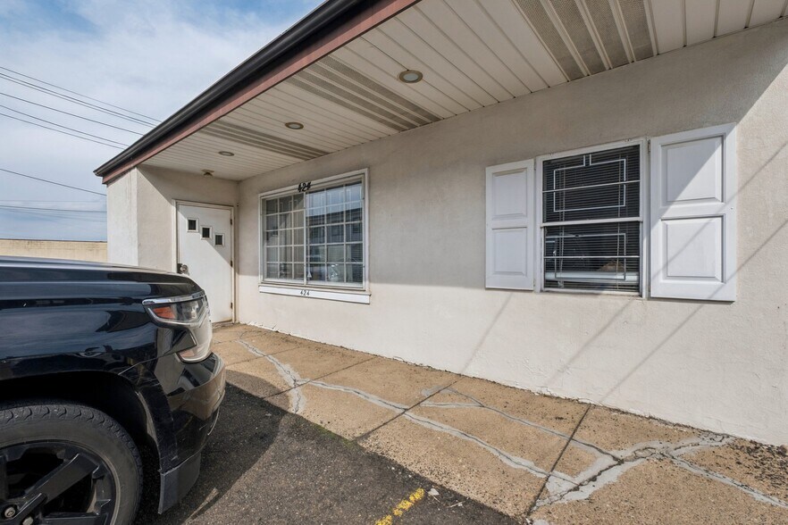 More Photos Of 431-433 Old York Rd, Jenkintown Office For Sale