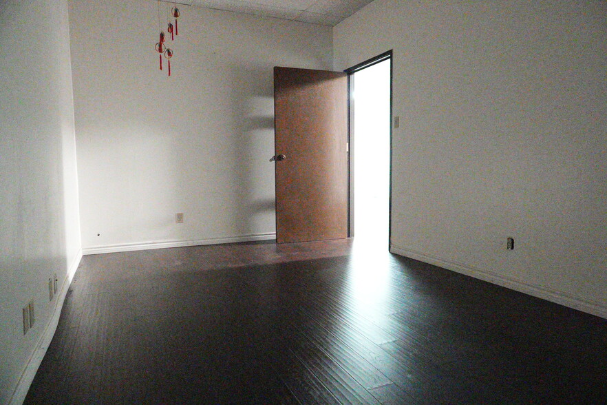 More Photos Of 501 Industrial Dr, Richardson Warehouse For Lease