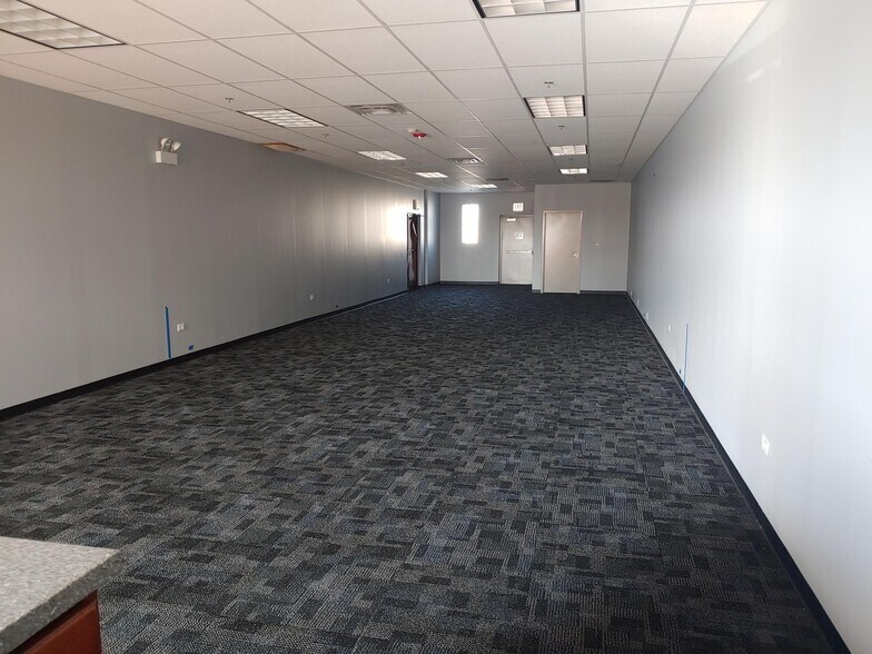 More Photos Of 4050-4140 W 87th St, Hometown Unknown For Lease