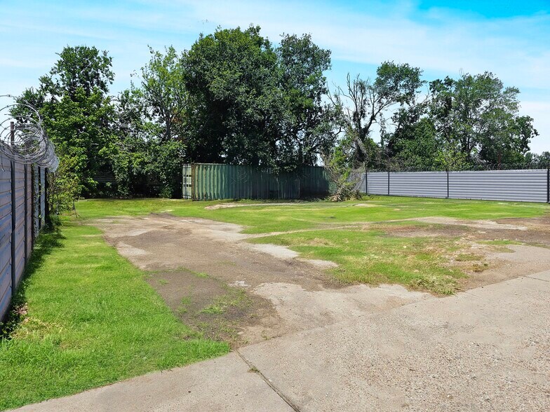 More Photos Of 508 Cedar Bayou Rd, Baytown Warehouse For Sale