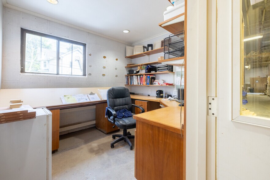 More Photos Of 141 Grove St, Meriden Manufacturing For Sale