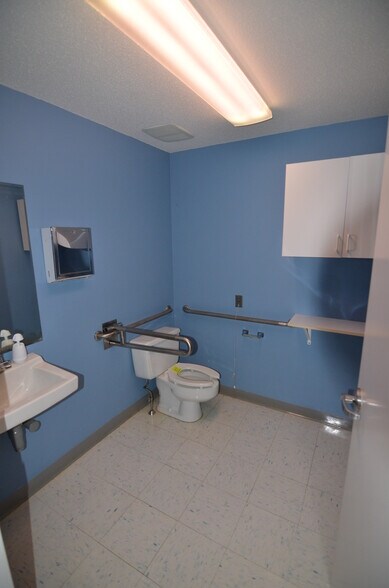 More Photos Of 180 Poquonock Ave, Windsor Medical For Lease