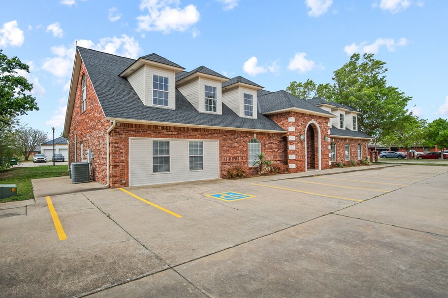 More Photos Of 2412 Palmer Cir, Norman Office For Sale