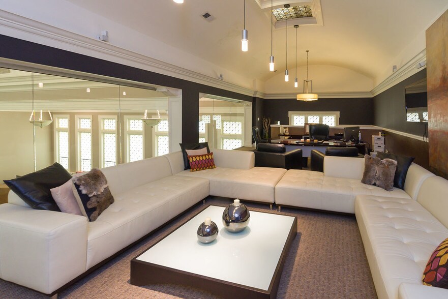 More Photos Of 871 N Park St, Columbus Office For Sale