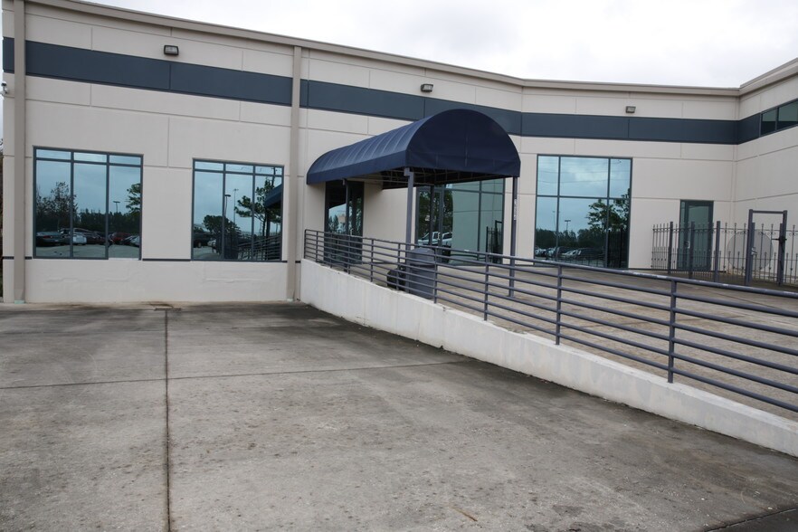 More Photos Of 16503 Air Center Blvd, Houston Unknown For Lease