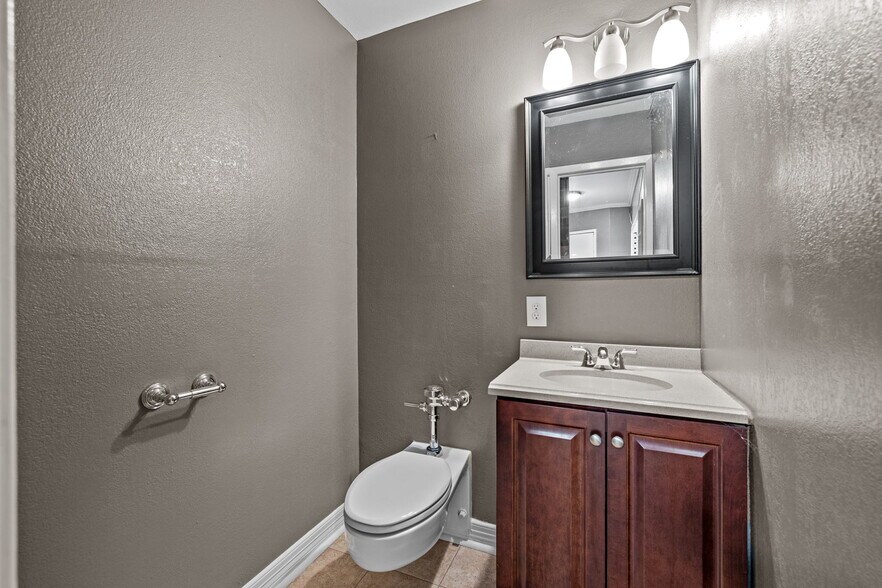 More Photos Of 7648 Broadview Dr, Houston Apartments For Sale